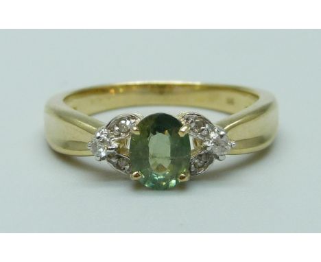 A 9ct gold ring set with a peridot and diamonds, 2.8g, N 