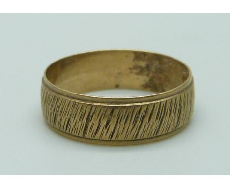 A 9ct gold ring, 2.1g, N/O 