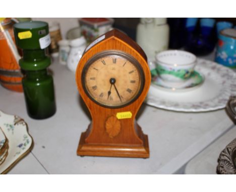 An Early 20th Century oak and inlaid mantel clock 