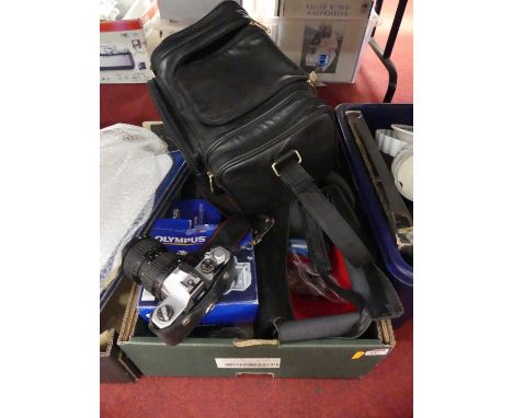 A collection of vintage photography equipment, to include Pentax Asahi MX SLR camera 