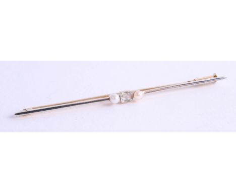 Antique yellow and white diamond and pearl bar brooch with rose cut diamond, hinged pin with cylinder clasp, approx. 3.39g (a