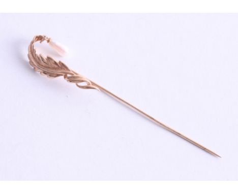 A 14k yellow gold stick pin decorated with fresh water pearl, approx. 2.71g.