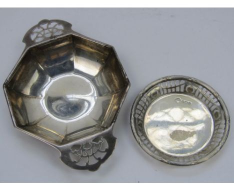 Viners silver twin handled faceted ashtray with pierced handles together with a further silver trinket dish with pierced side