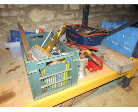 A quantity of miscellaneous tools etc, to include a selection of G clamps (varying sizes), various hand tools, 4400 hydraulic