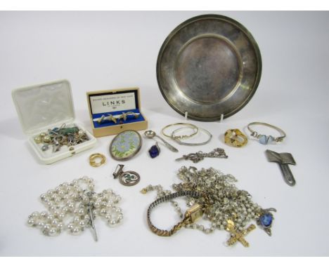 A mixed lot to include a bangle, brooch and salt spoon (all silver), a pair of 9ct hoop earrings, a boxed pair of Links of Lo