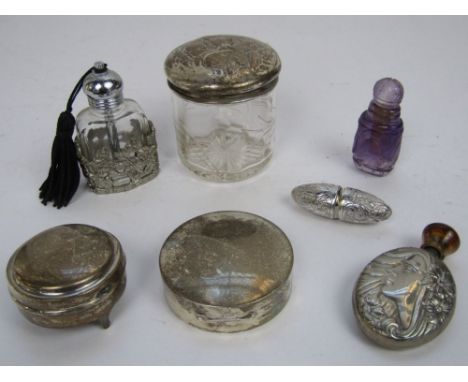 A good selection of silver and other bijouterie pieces to include a small silver vitrine box, further silver trinket box with