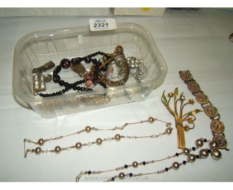 Miscellaneous vintage costume Jewellery including Dress Rings, Brooches, Necklaces, etc.