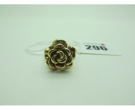 A 9ct Gold Flowerhead Dress Ring, (finger size S) (4.5grams). 