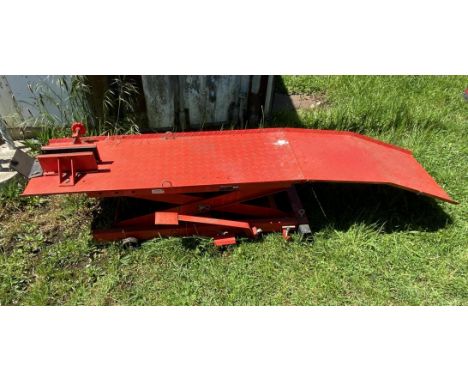 A Sealey hydraulic bike lift and assorted tools (qty)