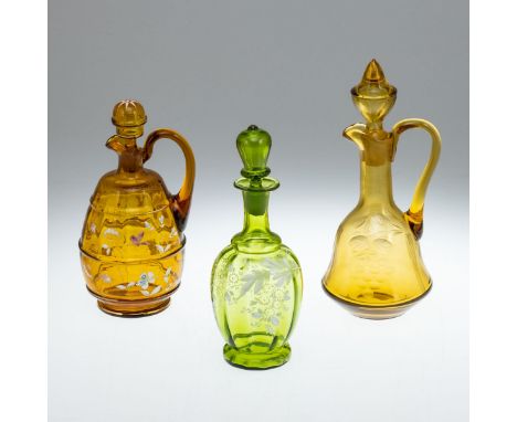 3 unterschiedliche Karaffen mit StöpselnBöhmen, um 1870: Bernsteinfarbiges Glas. Blüten und Schmetterling in polychromer opak