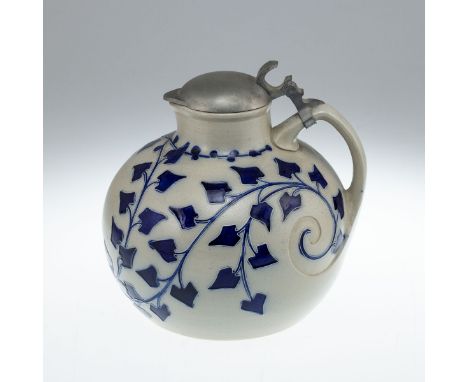 HenkelkrugMerkelbach Manufaktur W. Goebel KG, Merkelbach 1986-1988. Steingut. Salzglasur. Zinnmontierung mit Zinndeckel und D