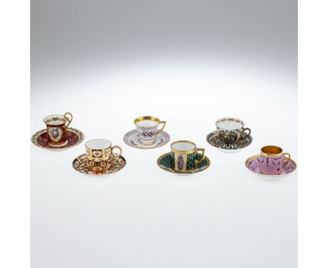 6 unterschiedliche MokkatassenPorzellan, weiß, glasiert bzw. Bone China. Polychrom und Gold bemalt und dekoriert.  Auf der Gl
