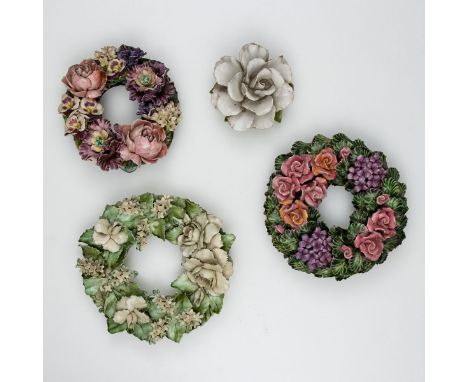Drei Blumenkränze und ein Blüten-DekorelementFrankreich, um 1900 und erste Hälfte 20. Jahrhundert. Kranz Rosen und Hortensien