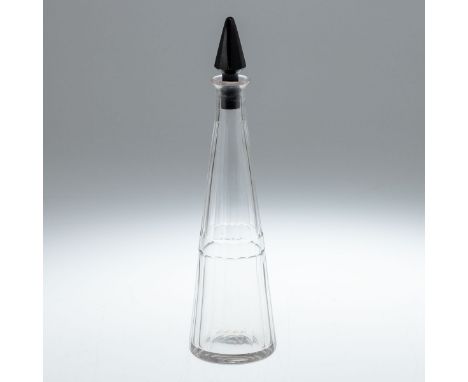 Art Deco Karaffe mit schwarzem StöpselUm 1920. Karaffe: farbloses Glas. Stöpsel: schwarzes Glas. Facettiert. Ausgeschliffener
