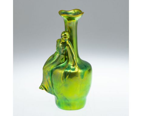 Vase mit FrauengestaltZsolnay'sche Keramische Fabriken, Pecs / Ungarn ab ca. 1945. Porzellan-Fayence mit grüner Eosin-Glasur.