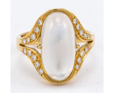 Dekorativer Mondsteinring750/- Gelbgold, gestemp. Gewicht: 8,4 g. 1 Mondstein im Ovalcabochon (1,7 x 0,92 x 0,64 cm). 20 Bril