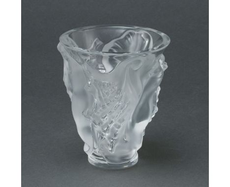 Vase - TritonschneckeLalique, Wingen-sur-Moder. Farbloses Glas, formgepresst, z. T. mattiert. Unter dem Stand bez.: Lalique R