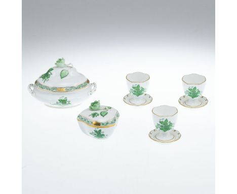 1 kleine ovale Deckelterrine, 1 Herzdose, 3 EierbecherHerender Porzellanfabrik, Herend 1960-1970er Jahre. - Apponyi, grün (AV