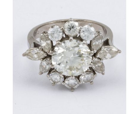 Blütenförmiger großer Altschliff-Brillantring750/- Weißgold, gestemp. Gewicht: 5,5 g. 1 Altschliff-Brillant ca. 2,3-2,5 ct (v