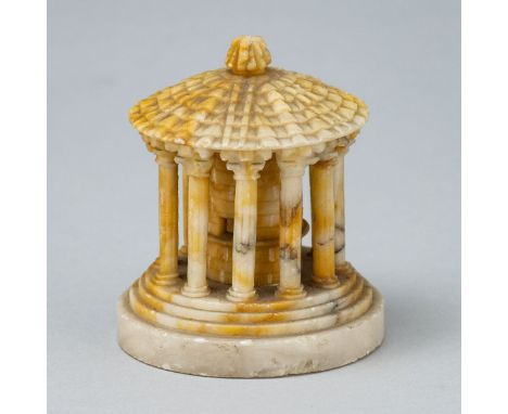 Tempel des Hercules Victor in RomItalien, Ende 19. Jahrhundert. Gelber und weiß-grauer Alabaster. H. 9,1 cm, D. 7,8 cm. Auf S