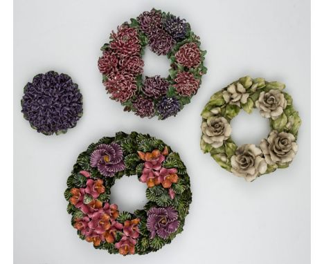 Drei Blumenkränze und ein Blumen-DekorelementFrankreich, erste Hälfte 20. Jahrhundert. Kranz weiße Rosen. H. 12 cm, D. 33 cm.