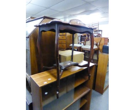 AN EARLY TWENTIETH CENTURY SHAPED OBLONG OCCASIONAL TABLE, ON CABRIOLE SUPPORTS WIT UNDER SHELF 