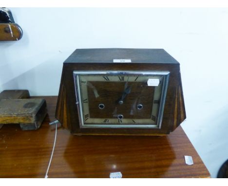 A 1930's OAK CASED MANTEL CLOCK, WITH WESTMINSTER CHIME 