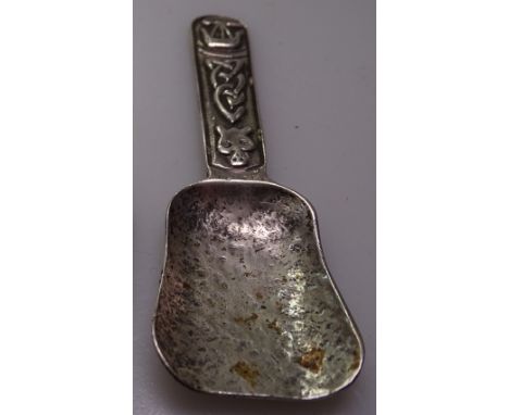 A Scottish sterling silver caddy spoon, in Celtic design, length 8.5cm 