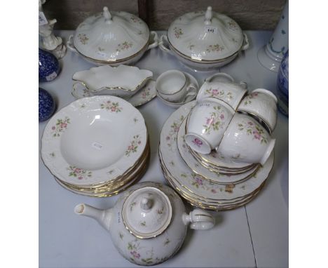 A Czechoslovakian porcelain tea and dinner service 