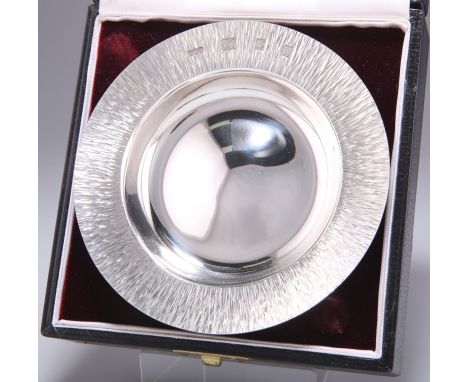 AN ELIZABETH II SILVER DISH, by Gerald Benney (1930-2008), London 1987, also stamped 'GERALD BENNEY LONDON', circular with ba