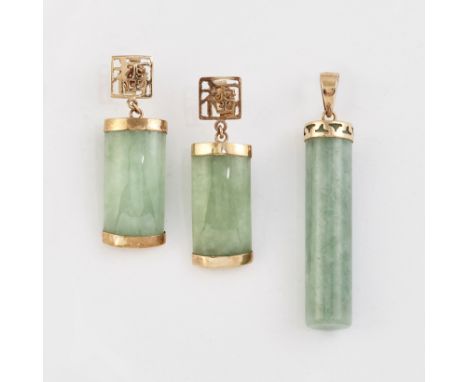 A 9 CARAT GOLD JADE PENDANT AND EARRING SET, the pendant set with a cylindrical jade to a decorative bail, the earrings suspe