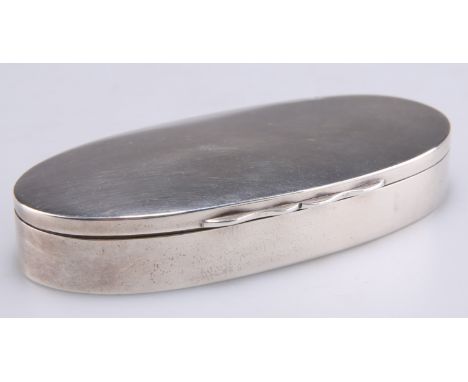 AN EDWARDIAN SILVER COMPACT,&nbsp;by&nbsp;John Collard Vickery, London 1905, oval, unusually&nbsp;with a mirror-inset base. 9