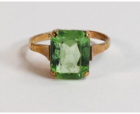 9ct gold ladies dress ring, set with green stone, size K/L, 2.1g. 