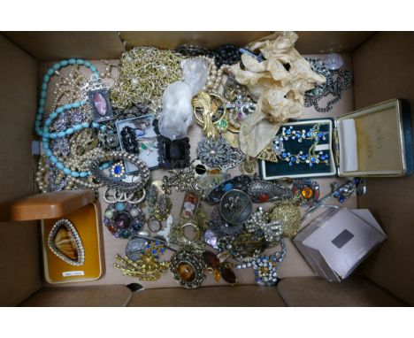 A large collection of vintage costume jewellery including necklaces, brooches, pendants beads etc 