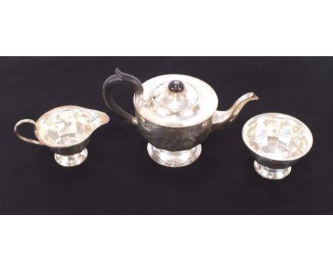 A silver three piece teaset, by Edwin Viner, Sheffield 1930, 22ozs