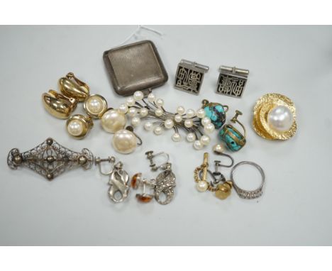 A 1930's engine turned silver travelling timepiece, Birmingham, 1934, 39mm and a group of assorted costume jewellery.