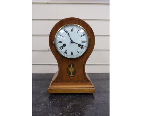 An Edwardian mahogany balloon cased mantle clock, with key, 31cm.