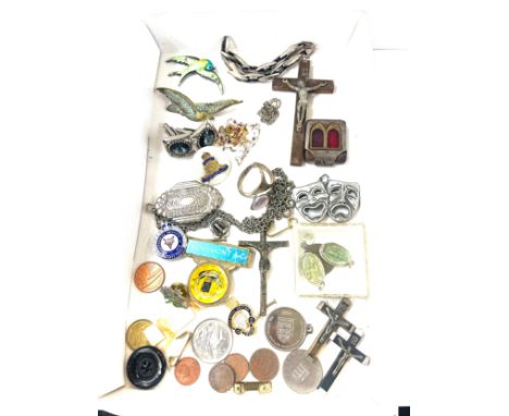 Tray of collectables includes enamel brooch, silver bracelet, coins etc 