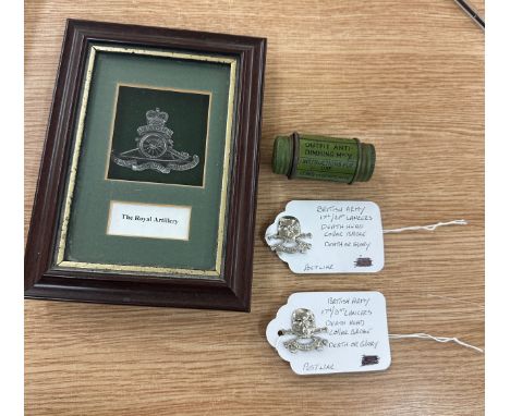 Tray of military items includes British army death head collar badges, etc 