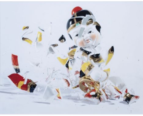 Martin Klimas (Singen 1971). Zerspringende Puppe II. Giclée, 32 x 39 cm, verso sign. und dat. Martin Klimas 2009, unter Passe