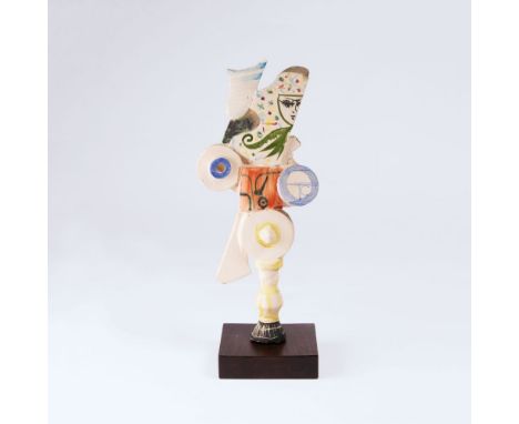 Gilbert Portanier (Cannes 1926). Figürliche Stele 'Jonas mit dem Wal'. 1989. Keramik, farbig bemalt, Ritzdekor. Auf kurzem Ba