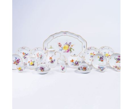 Kaffee- und Tee-Teilservice. Meissen, 19./20. Jh. Porzellan, bunter Blumenbouquet- und Streublumendekor, Goldrand. 28-tlg.: K