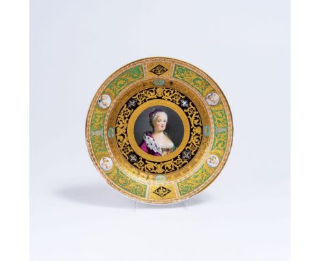 Prunkvoller Porträtteller  'Marie Antoinette'. In der Art von Wien, Ende 19. Jh. Porzellan. Im Spiegel Porträt der Marie Anto