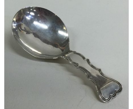 An unusual Georgian silver caddy spoon with shaped decoration. Birmingham. Approx. 9 grams. Est. £40 - £60.