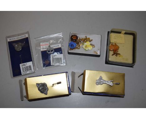 A mixed lot of stick pins 