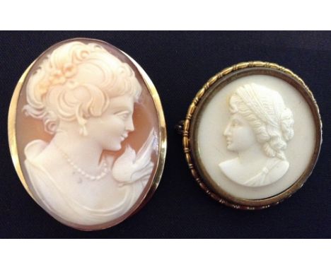 A shell Cameo portrait pendant brooch, bust length, lady facing right, yellow gold frame, stamped 750, 38mm x 30mm, 9,2g gros