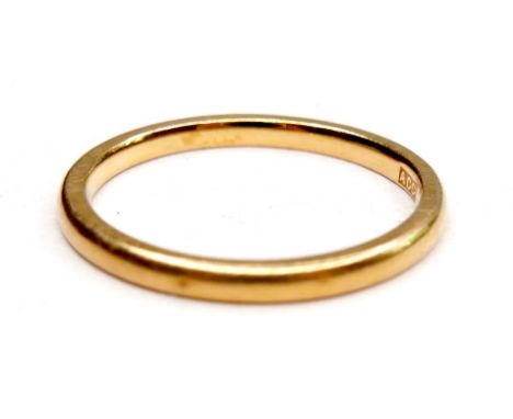 An 18ct gold wedding band ring, marks rubbed, size M, 2.6g.