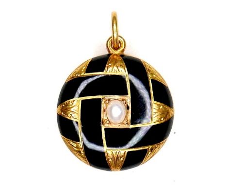 A Victorian yellow gold mourning pendant, decorated with a design of interlocking black enamel rings centered by a pearl, 4mm