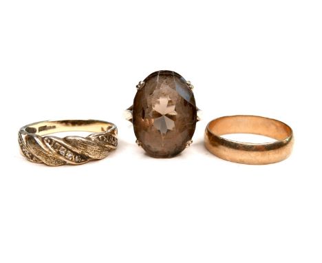 Three 9ct gold rings, a diamond gold ring with three rows of chip stones, size O/P, a/f, a gold band, size N/O, a smoky quart