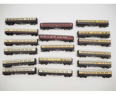 A group of unboxed OO gauge passenger coaches by HORNBY and BACHMANN - G/VG (unboxed) (17)